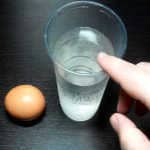 Как проверить свежесть яиц в воде с солью